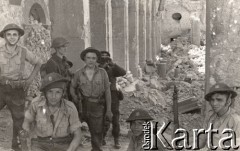 18.05.1944, godz. 10.30, Monte Cassino, Włochy.
Bitwa pod Monte Cassino. Grupa żołnierzy z 12 Pułku Ułanów i 5 Batalionu Strzelców Karpackich w ruinach klasztoru Benedyktynów. 
Fot. Witold Domański, zbiory Instytutu Józefa Piłsudskiego w Londynie
