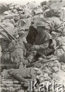 18.05.1944, Cassino, Włochy.
Bitwa pod Monte Cassino. Pozycje na wzgórzu 593, żołnierz 2 Korpusu Polskiego w hełmie i maskującej kamizelce założonej na bluzę polowego munduru.
Fot. NN, zbiory Instytutu Józefa Piłsudskiego w Londynie
