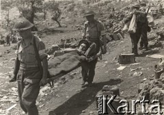 18.05.1944, Cassino, Włochy.
Bitwa pod Monte Cassino – sanitariusze niosący na noszach rannego żołnierza. 
Fot. Władysław Choma, zbiory Instytutu Józefa Piłsudskiego w Londynie (pieczątka: 3 Dywizja Strzelców Karpackich Referat Kultury i Prasy).
