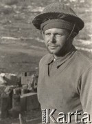 Maj 1944, Cassino, Włochy.
Bitwa pod Monte Cassino. Portret żołnierza 2 Korpusu w hełmie na głowie, w tle stoją skrzynki z amunicją.
Fot. NN, zbiory Instytutu Józefa Piłsudskiego w Londynie
