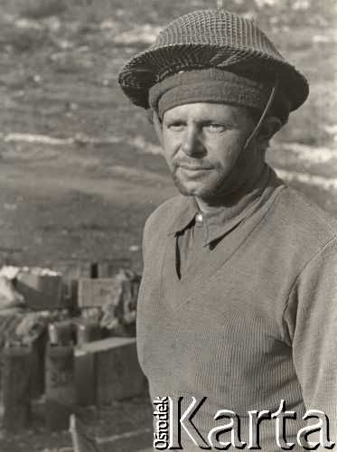 Maj 1944, Cassino, Włochy.
Bitwa pod Monte Cassino. Portret żołnierza 2 Korpusu w hełmie na głowie, w tle stoją skrzynki z amunicją.
Fot. NN, zbiory Instytutu Józefa Piłsudskiego w Londynie
