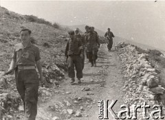 18.05.1944, godz. 11.15, Cassino, Włochy.
Bitwa pod Monte Cassino. Pierwsi jeńcy niemieccy schodzą ścieżką dla mułów z klasztoru ku dolinie rzeki Rapido.
Fot. Witold Domański, zbiory Instytutu Józefa Piłsudskiego w Londynie
