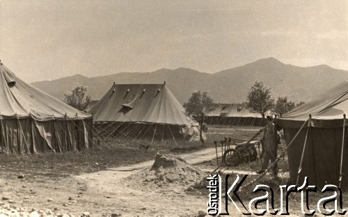 Maj 1944, rejon Monte Cassino, Włochy.
Bitwa pod Monte Cassino. Namioty obozu wojsk alianckich, w tle góry.
Fot. NN, zbiory Instytutu Józefa Piłsudskiego w Londynie
