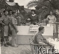 Maj 1944, rejon Monte Cassino, Włochy.
Bitwa pod Monte Cassino. Żołnierze 2 Korpusu Polskiego w kantynie polowej nr 5.
Fot. NN, zbiory Instytutu Józefa Piłsudskiego w Londynie
