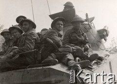Maj 1944, rejon Monte Cassino, Włochy.
Bitwa pod Monte Cassino. Żołnierze piechoty siedzący na czołgu.
Fot. NN, zbiory Instytutu Józefa Piłsudskiego w Londynie

