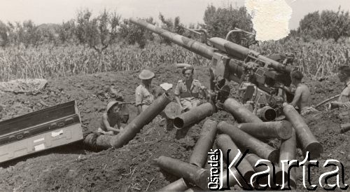 Maj 1944, rejon Monte Cassino, Włochy.
Bitwa pod Monte Cassino. Artylerzyści 2 Korpusu obok działa, na pierwszym planie leżą łuski po pociskach.
Fot. NN, zbiory Instytutu Józefa Piłsudskiego w Londynie
