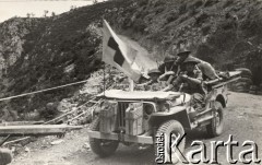 Maj 1944, rejon Monte Cassino, Włochy.
Bitwa pod Monte Cassino, samochód z flagą Czerwonego Krzyża - sanitariusze 2 Korpusu zwożący rannych żołnierzy z pola walki.
Fot. Felicjan Maliniak, zbiory Instytutu Józefa Piłsudskiego w Londynie