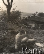 Maj 1944, rejon Monte Cassino, Włochy.
Bitwa pod Monte Cassino, okopujący się żołnierz 2 Korpusu, w tle czołg 