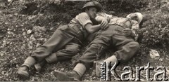 Maj 1944, rejon Monte Cassino, Włochy.
Sanitariusz opatrujący rannego żołnierza.
Fot. Felicjan Maliniak, zbiory Instytutu Józefa Piłsudskiego w Londynie
