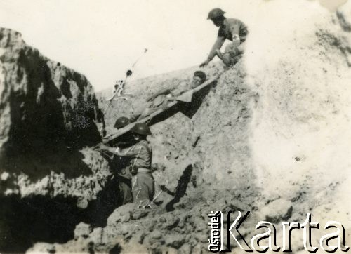 1944, rejon Monte Cassino, Włochy.
Sanitariusze niosący na noszach rannego żołnierza.
Fot. kpt. lekarz Zbigniew Godlewski, zbiory Instytutu Józefa Piłsudskiego w Londynie
