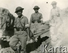 1944, rejon Monte Cassino, Włochy.
Sanitariusze niosący na noszach rannego żołnierza.
Fot. kpt. lekarz Zbigniew Godlewski, zbiory Instytutu Józefa Piłsudskiego w Londynie
