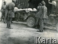 1944, rejon Monte Cassino, Włochy.
Sanitariusze 2 Korpusu zdejmujący z samochodu nosze z rannym żołnierzem.
Fot. kpt. lekarz Zbigniew Godlewski, zbiory Instytutu Józefa Piłsudskiego w Londynie

