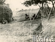 Maj 1944, rejon Monte Cassino, Włochy.
Odpoczywający sanitariusze 2 Korpusu Polskiego, o drzewo oparte nosze.
Fot. kpt. lekarz Zbigniew Godlewski, zbiory Instytutu Józefa Piłsudskiego w Londynie
