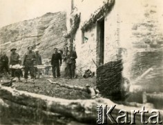 1944, rejon Monte Cassino, Włochy.
Sanitariusze 2 Korpusu Polskiego przed budynkiem.
Fot. kpt. lekarz Zbigniew Godlewski, zbiory Instytutu Józefa Piłsudskiego w Londynie
