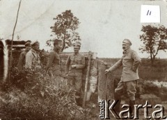 1915-1916, Wołyń.
Pozycje walk I Brygady Legionów na Wołyniu, z prawej stoi komendant Józef Piłsudski, drugi od lewej Bolesław Wieniawa-Długoszowski.
Fot. NN, zbiory Instytutu Józefa Piłsudskiego w Londynie