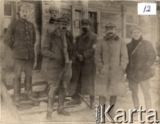 1914 (?), Ulina Mała, powiat Miechów.
Legioniści na postoju w Ulinie Małej, stoją od lewej: komendant Józef Piłsudski, Walery Sławek, Stanisław Zosik-Tessaro i Tadeusz Piskor.
Fot. NN, zbiory Instytutu Józefa Piłsudskiego w Londynie