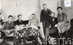 1917, brak miejsca.
Przed internowaniem, od lewej siedzą: Julian Stachiewicz, Tadeusz Kasprzycki, Józef Piłsudski, M. Sokolnicki, Walery Sławek i Bolesław Wieniawa-Długoszowski.
Fot. NN, zbiory Instytutu Józefa Piłsudskiego w Londynie