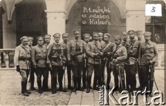 1914, Kielce.
Komendant Józef Piłsudski ze sztabem w Kielcach: stoją od lewej: NN, ppor. Zygmunt Sulistrowski, kpt. Aleksander Litwinowicz, Leszek Solednicki, Michał Sokolnicki, kpt. Zbigniew Kasprzycki, płk. Kazimierz Sosnkowski - szef sztabu, ppor. NN, Józef Piłsudski, mjr. Władysław Belina-Prażmowski, mjr. Ryszard Trojanowski, kpt. Julian Stachiewicz, Walery Sławek, sierżant Horoszkiewicz, Daniłowski.
Fot. NN, zbiory Instytutu Józefa Piłsudskiego w Londynie