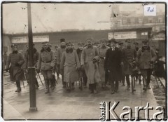 1918, Warszawa.
Piąty dzień w Warszawie po powrocie z Magdeburga. Na lewo od komendanta: Tadeusz Piskor, Emil Bobrowski, Bogusław Miedziński (po cywilnemu), Ignacy Boerner. Na prawo: Janusz Głuchowski, Tadeusz Kasprzycki (po cywilnemu), Bolesław Wieniawa-Długoszowski, por. Zygmunt Klemensiewicz.
Fot. NN, zbiory Instytutu Józefa Piłsudskiego w Londynie