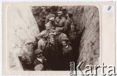 Ok. 1915-1916, Wołyń.
Legiony Polskie. Józef Piłsudki w okopach, z przodu stoi biskup Władysław Bandurski.
Fot. NN, zbiory Instytutu Józefa Piłsudskiego w Londynie