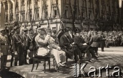 3.05.1923, Warszawa, Polska.
Plac Saski, odsłonięcie pomnika księcia Józefa Poniatowskiego, siedzą od lewej: Marszałek Józef Piłsudski, Marszałek Francji Ferdynand Foch i prezydent Stanisław Wojciechowski.
Fot. NN, zbiory Instytutu Józefa Piłsudskiego w Londynie