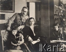 Lata 20., Sulejówek, Polska.
Józef Piłsudski z rodziną - żoną Aleksandrą i córkami Wandą i Jadwigą.
Fot. NN, zbiory Instytutu Józefa Piłsudskiego w Londynie