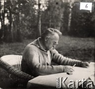 Lata 20., Druskienniki, pow. Grodno. woj. białostockie, Polska.
Józef Piłsudski studiujący mapę podczas przygotowań do pisania książki 