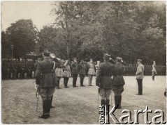 1920, Warszawa, Polska.
Francuska Misja Wojskowa w Warszawie, spotkanie przed Belwederem, z prawej stoi Naczelny Wódz Józef Piłsudski.
Fot. NN, zbiory Instytutu Józefa Piłsudskiego w Londynie