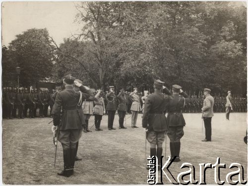 1920, Warszawa, Polska.
Francuska Misja Wojskowa w Warszawie, spotkanie przed Belwederem, z prawej stoi Naczelny Wódz Józef Piłsudski.
Fot. NN, zbiory Instytutu Józefa Piłsudskiego w Londynie