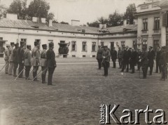 1920, Warszawa, Polska.
Francuska Misja Wojskowa w Warszawie - spotkanie przed Belwederem. Za Naczelnym Wodzem Józefem Piłsudskim stoją: minister spraw wojskowych gen. Kazimierz Sosnkowski, minister spraw zagranicznych Eustachy Sapieha, poseł francuski Penatieu (?), szef protokołu dyplomatycznego Stefan Przeździecki, płk Bolesław Wieniawa-Długoszowski, por. Andrzej Nałęcz-Korzeniowski.
Fot. NN, zbiory Instytutu Józefa Piłsudskiego w Londynie