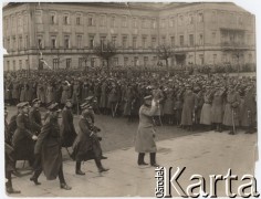 19.03.1920, Warszawa, Polska.
Nadanie Józefowi Piłsudskiemu stopnia Marszałka Polski. Naczelny Wódz podczas uroczystości. Pierwszy od lewej idzie ppłk Bolesław Wieniawa-Długoszowski.
Fot. NN, zbiory Instytutu Józefa Piłsudskiego w Londynie