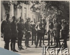 1920, Warszawa, Polska.
Naczelnik Państwa Józef Piłsudski przed Belwederem. Na prawo w tyle: płk Walery Sławek, szef kancelarii cywilnej Stanisław Car, kpt. Michałowski, kpt. Durski. Na lewo: por. Andrzej Nałęcz-Korzeniowski, płk Tadeusz Kasprzycki.
Fot. NN, zbiory Instytutu Józefa Piłsudskiego w Londynie