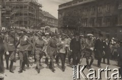 1920, Warszawa, Polska.
Po zwycięstwie na Ukrainie. Idą od prawej: minister Stanisław Wojciechowski, gen. Józef Leśniewski, marszałek sejmu Wojciech Trąmpczyński, Naczelny Wódz Józef Piłsudski, gen. Paul Henrys - szef Francuskiej Misji Wojskowej w Polsce, płk Juliusz Tarnawa-Malczewski, płk Zawadzki - Komendant Miasta Warszawy i kpt. Durski - adiutant Naczelnego Wodza. W drugim rzędzie, za Piłsudskim, idzie płk Bolesław Wieniawa-Długoszowski.
Fot. NN, zbiory Instytutu Józefa Piłsudskiego w Londynie