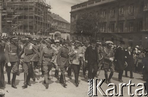 1920, Warszawa, Polska.
Po zwycięstwie na Ukrainie. Idą od prawej: minister Stanisław Wojciechowski, gen. Józef Leśniewski, marszałek sejmu Wojciech Trąmpczyński, Naczelny Wódz Józef Piłsudski, gen. Paul Henrys - szef Francuskiej Misji Wojskowej w Polsce, płk Juliusz Tarnawa-Malczewski, płk Zawadzki - Komendant Miasta Warszawy i kpt. Durski - adiutant Naczelnego Wodza. W drugim rzędzie, za Piłsudskim, idzie płk Bolesław Wieniawa-Długoszowski.
Fot. NN, zbiory Instytutu Józefa Piłsudskiego w Londynie