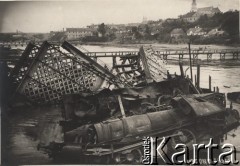 8.10.1920, Grodno.
Zniszczony most nad Niemnem, w tle drewniany most zbudowany przez polskich saperów, na pierwszym planie lokomotywa wykolejonego pociągu, leżąca w wodzie. W tle widok miasta.
Fot. NN, zbiory Instytutu Józefa Piłsudskiego w Londynie
