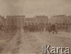 Sierpień 1920, Warszawa, Polska.
Bitwa warszawska. Wyjście ludności cywilnej do kopania okopów.
Fot. NN, zbiory Instytutu Józefa Piłsudskiego w Londynie