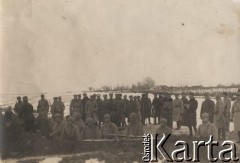 1920, Wołyń.
Józef Piłsudski ze sztabem wizytuje pozycje żołnierzy Legionów na Wołyniu. Obok Piłsudskiego stoi gen. Antoni Listowski, dowódca Frontu Wołyńskiego.
Fot. NN, zbiory Instytutu Józefa Piłsudskiego w Londynie