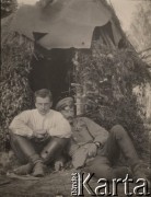 1915, brak miejsca.
Żołnierze I Brygady Legionów, w białej koszuli Karol Dubicz-Penther (w okresie międzywojennym dyplomata).
Fot. NN, zbiory Instytutu Józefa Piłsudskiego w Londynie
