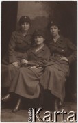 1.08.1920, Warszawa, Polska.
Ochotniczki: Maria Kułagowska (zm. w sierpniu 1920), Irena Kubacha-Jarecka, Stanisława Olędzka.
Fot. NN, zbiory Instytutu Józefa Piłsudskiego w Londynie
