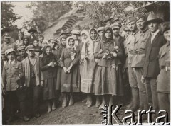 1920, Polesie.
Grupa legionistów podczas spotkania z mieszkańcami wsi.
Fot. NN, zbiory Instytutu Józefa Piłsudskiego w Londynie
