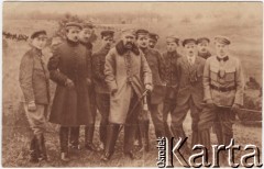 1917, brak miejsca.
Komenda Naczelna Polskiej Organizacji Wojskowej podczas ćwiczeń w 1917 roku. Od lewej: Karol Lilienfeld-Krzewski, Tadeusz Kasprzycki, Bogusław Miedziński, Janusz Gąsiorowski, Józef Piłsudski, Jan Wojsznar-Opieliński, Henryk Krok-Paszkowski, Wacław Denhoff-Czarnocki, Wacław Jędrzejewicz, S. Trojanowski, Stefan Pomarański.
Fot. NN, zbiory Instytutu Józefa Piłsudskiego w Londynie