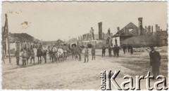1916, Ożarów (Lubelszczyzna).
Przemarsz Legionów przez osadę.
Fot. NN, zbiory Instytutu Józefa Piłsudskiego w Londynie
