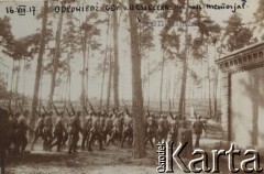 16.08.1917, fort Beniaminów koło Nieporętu.
Niemiecka piechota wkracza do Beniaminowa. Odpowiedź gen. Hansa von Beselera na memoriał internowanych oficerów Legionów Polskich.
Fot. NN, zbiory Instytutu Józefa Piłsudskiego w Londynie