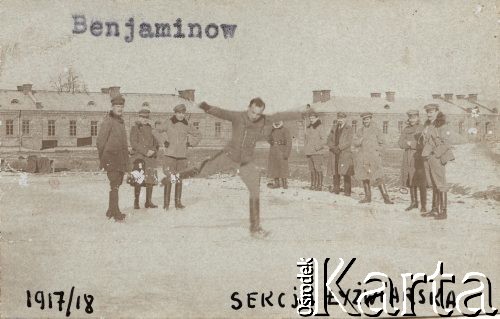 Zima 1917-1918, fort Beniaminów koło Nieporętu.
Internowanie oficerów Legionów Polskich po tzw. kryzysie przysięgowym. Zajęcia sekcji łyżwiarskiej.
Fot. NN, zbiory Instytutu Józefa Piłsudskiego w Londynie