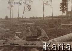 1917, fort Beniaminów koło Nieporętu.
Internowanie oficerów Legionów Polskich po tzw. kryzysie przysięgowym. Stanisław Nilski-Łapiński i Kazimierz Młodzianowski podczas zajęć z rysunku.
Fot. NN, zbiory Instytutu Józefa Piłsudskiego w Londynie