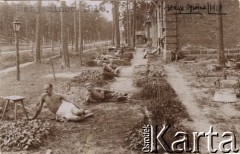 1918, fort Beniaminów koło Nieporętu.
Internowanie oficerów Legionów Polskich po tzw. kryzysie przysięgowym. Sekcja ogrodnicza podczas prac w ogrodzie.
Fot. NN, zbiory Instytutu Józefa Piłsudskiego w Londynie