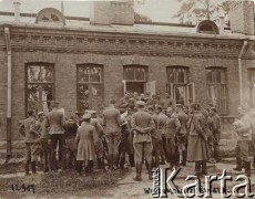 12.09.1917, fort Beniaminów koło Nieporętu.
Internowanie oficerów Legionów Polskich po tzw. kryzysie przysięgowym. Oficer czyta gazetę żołnierzom zebranym przed budynkiem. Podpis: 