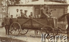 1917-1918, fort Beniaminów koło Nieporętu.
Internowanie oficerów Legionów Polskich po tzw. kryzysie przysięgowym. Wyjazd chorych legionistów do szpitala, na wozie siedzą niemieccy konwojenci i Kazimierz Zagrodzki.
Fot. NN, zbiory Instytutu Józefa Piłsudskiego w Londynie