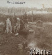 1917-1918, fort Beniaminów koło Nieporętu.
Internowanie oficerów Legionów Polskich po tzw. kryzysie przysięgowym. Pieczenie ziemniaków, żołnierze przy ognisku. Z tyłu stoi niemiecki wartownik z karabinem.
Fot. NN, zbiory Instytutu Józefa Piłsudskiego w Londynie