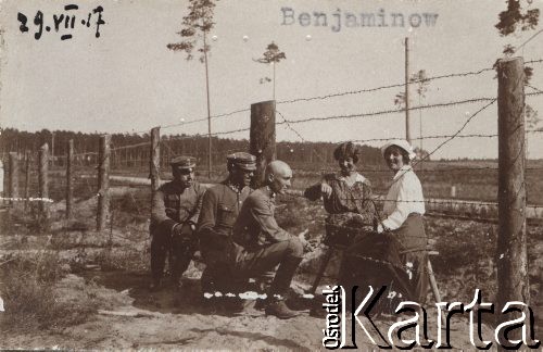 29.07.1917, fort Beniaminów koło Nieporętu.
Internowanie oficerów Legionów Polskich po tzw. kryzysie przysięgowym. Odwiedziny przez druty - dwie młode kobiety i trzej legioniści.
Fot. NN, zbiory Instytutu Józefa Piłsudskiego w Londynie